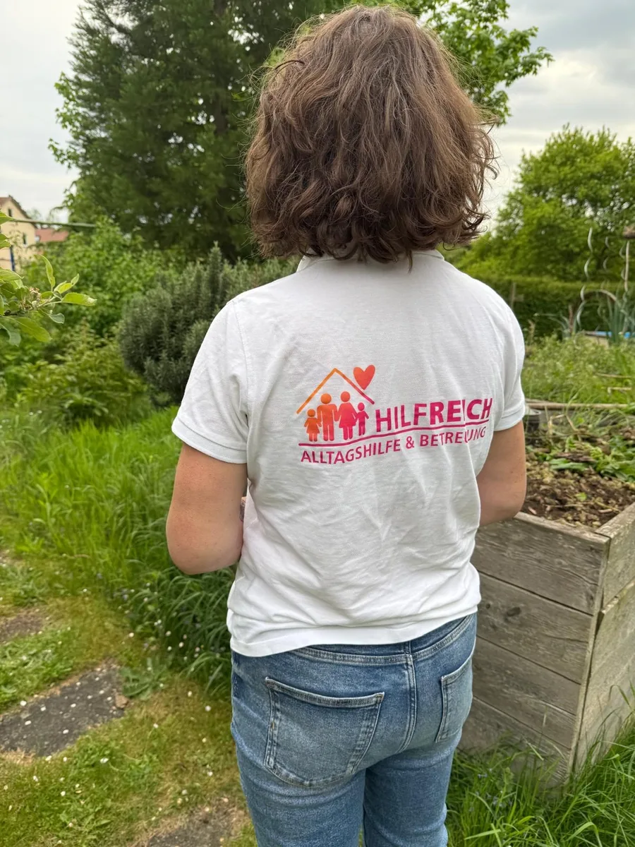 Gartenarbeit im HILFREICH-Shirt